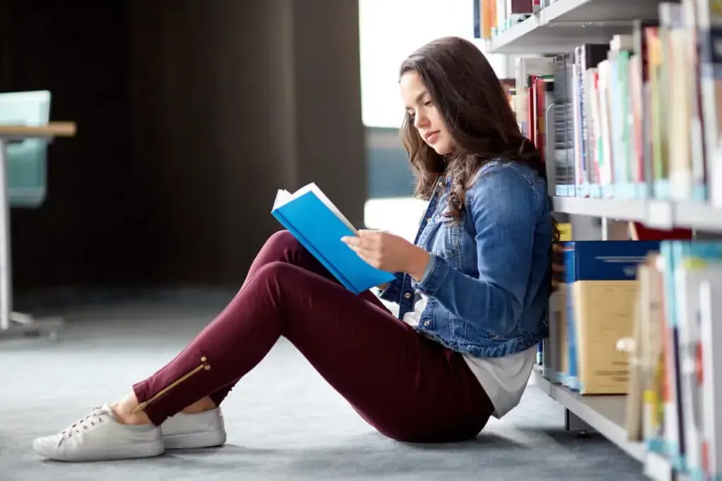 Adolescenții citesc mai mult decât crezi: tendințele din bibliotecile din SUA