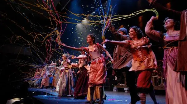 Atelier de teatru ajută adolescenții să comunice și să dezvolte empatia