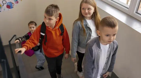 Copiii care învăță să se bazeze pe propria judecată cresc mai puțin în căutarea aprobării adulților