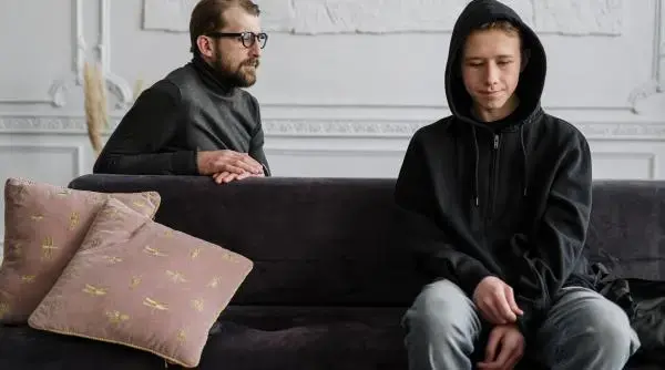 Cum își influențează părinții adolescenții în prevenirea adicțiilor