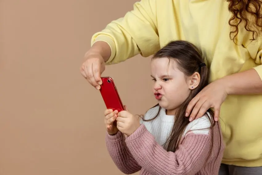 De ce este esențial să nu cedezi când copilul refuză să renunțe la telefon