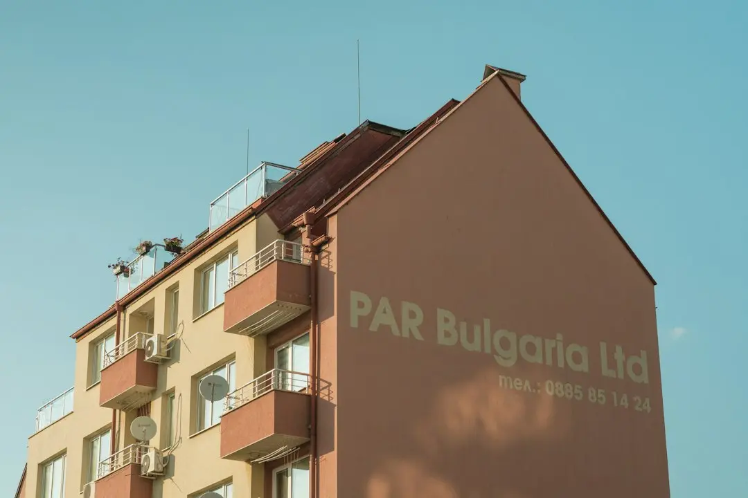 Pălăria cu păianjeni buclucași: un proiect creativ pentru Halloween