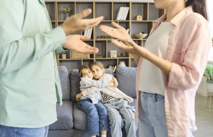 Părinții stresați cresc copii mai anxioși: cum afectează starea lor emoțională pe cei mici
