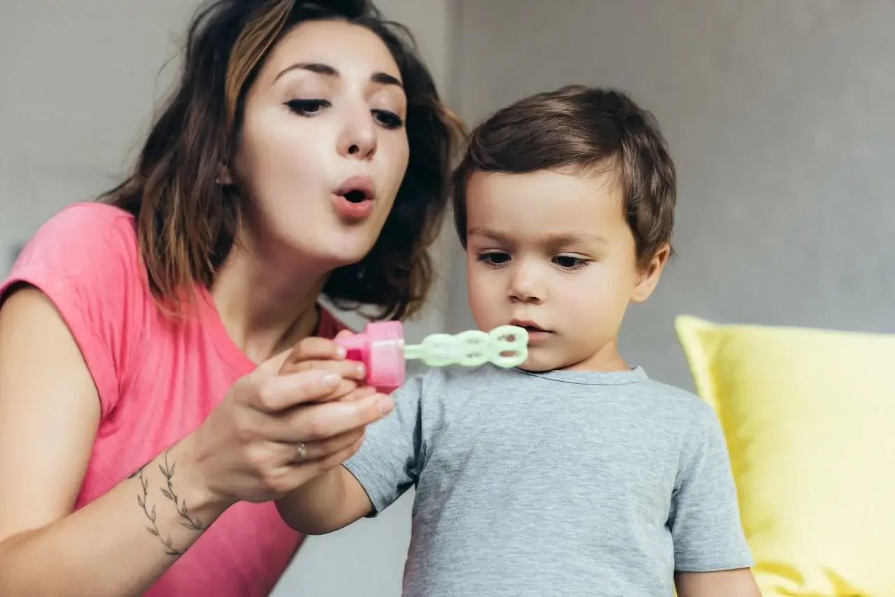 Un simplu truc cu balonul ajută copiii să facă caca pe toaletă